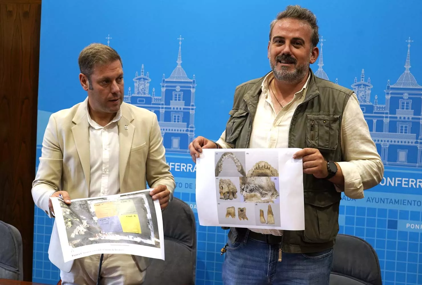 El concejal de Medio Rural, Iván Alonso (I), junto al investigador Marcos Onésimo Muñoz (D), durante la presentación del estudio antropológico de la Tebaida Berciana (3)