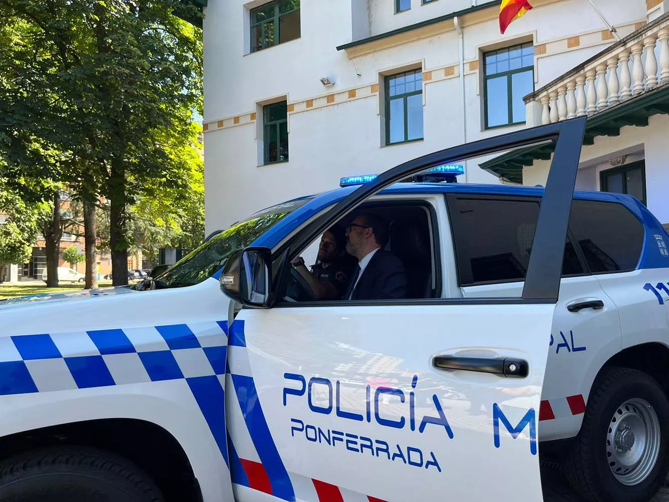 Presentación de un nuevo todoterreno de la Policía Municipal de Ponferrada (5)