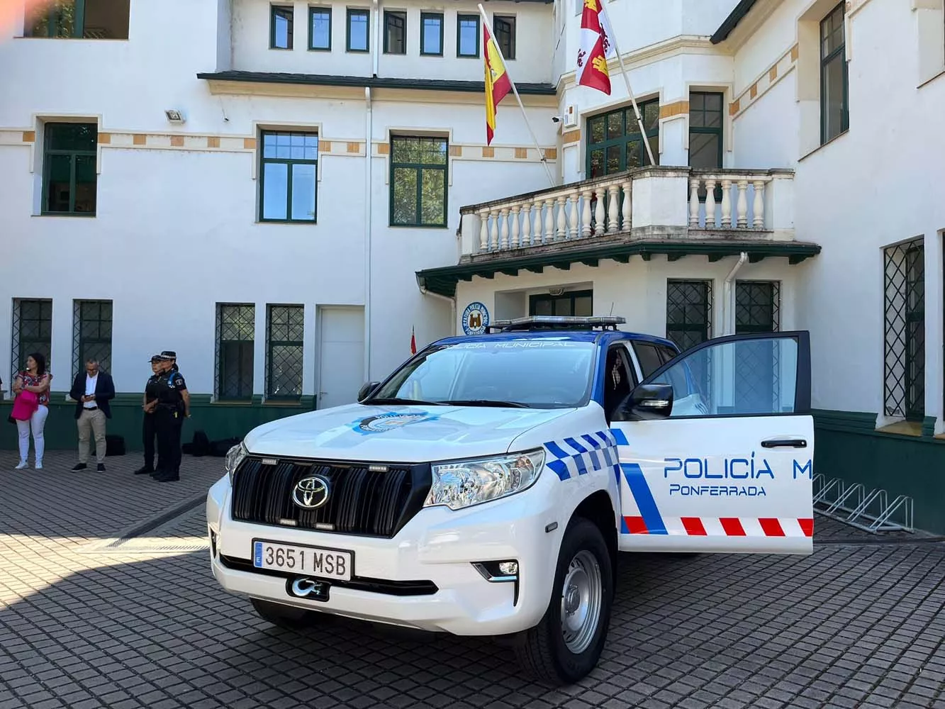 Presentación de un nuevo todoterreno de la Policía Municipal de Ponferrada (4)