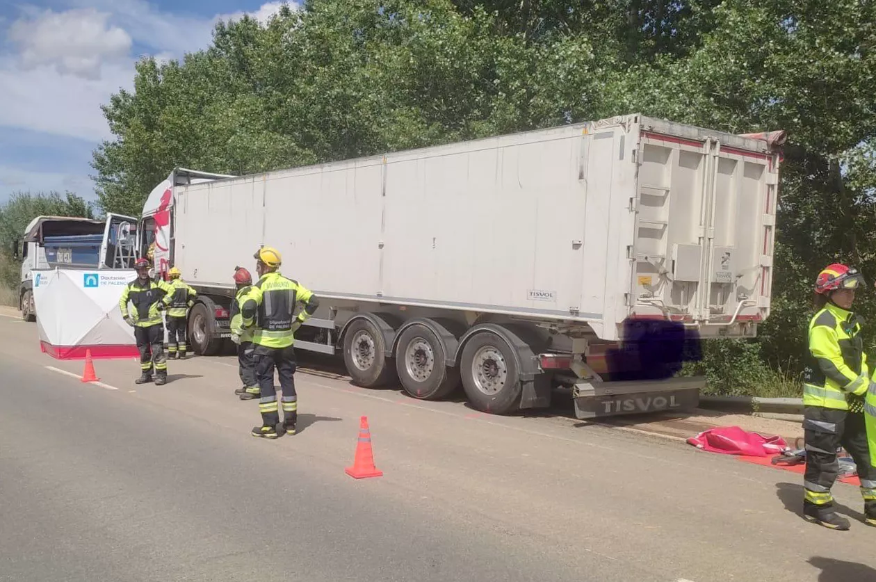 Un fallecido al colisionar dos camiones en la N 611 en Monzón de Campos (Palencia) (2)