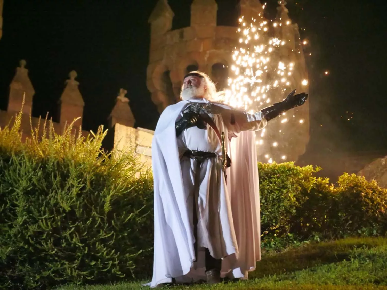 El desfile de la Noche Templaria conduce el Arca y el Grial para su guarda en el castillo