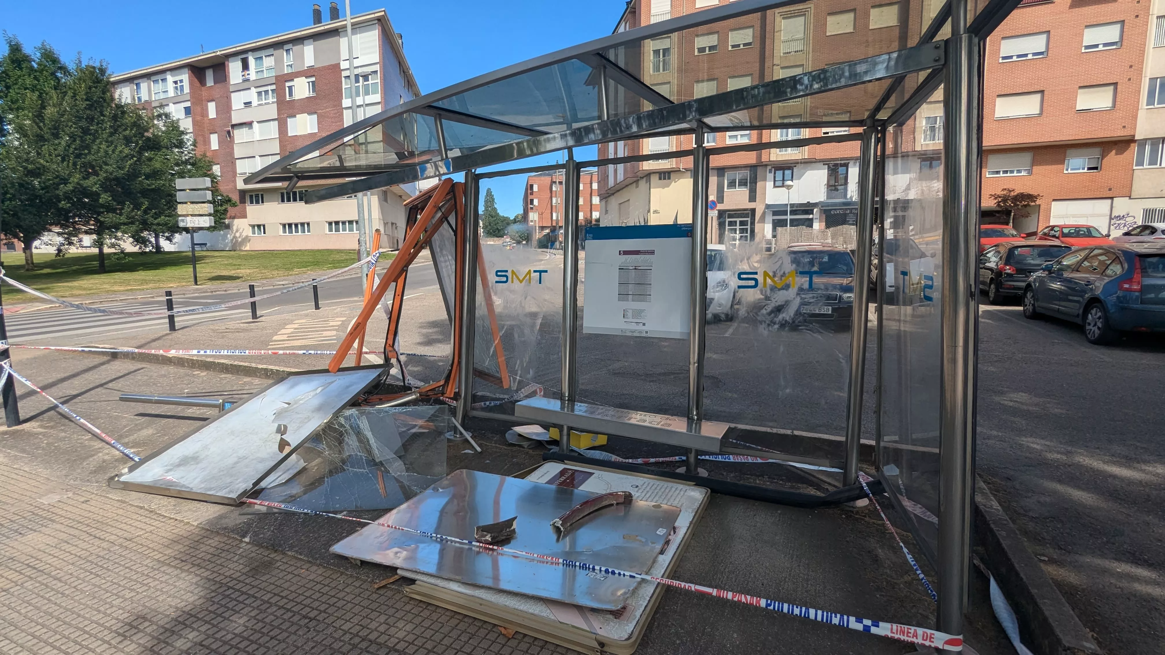 Accidente en la parada de bus de la avenida del Castillo de Ponferrada frente al albergue de pregrinos (1)