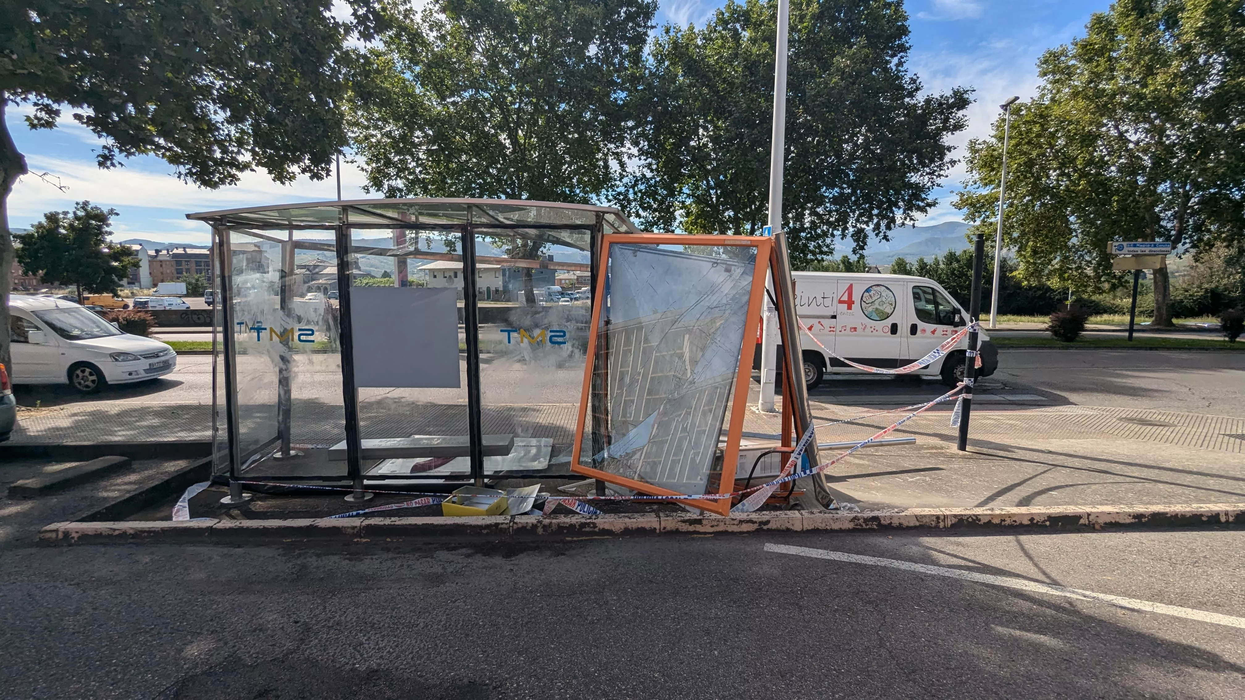 Accidente en la parada de bus de la avenida del Castillo de Ponferrada frente al albergue de pregrinos (2)