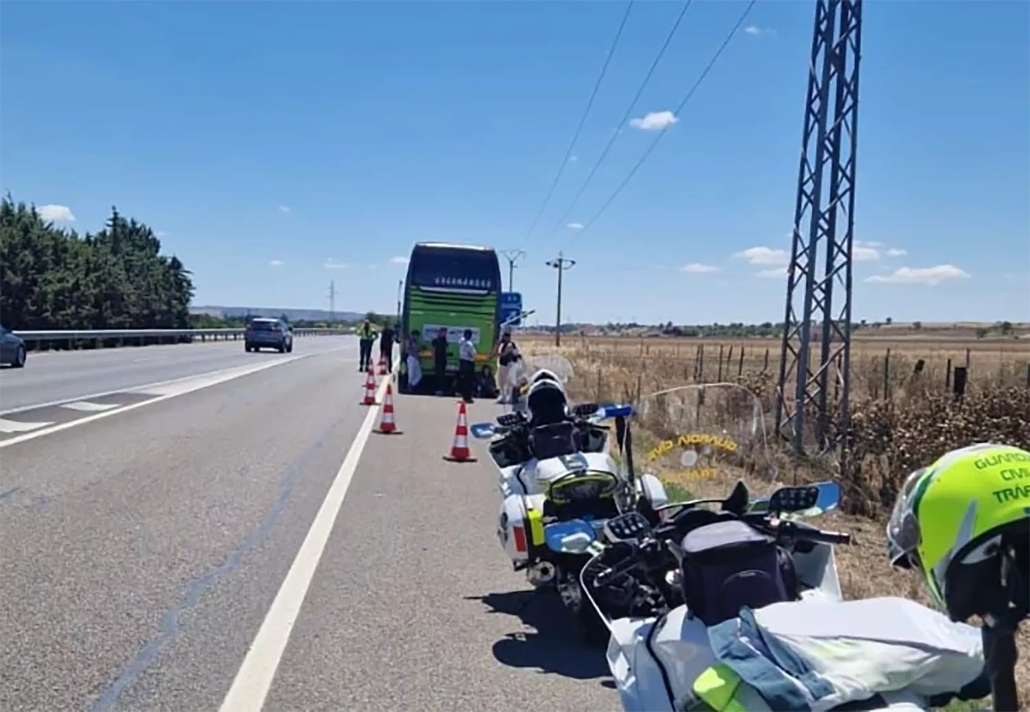 La Guardia Civil auxilia a 67 personas tras la avería de un autobús en la A-62 a la altura de Palencia