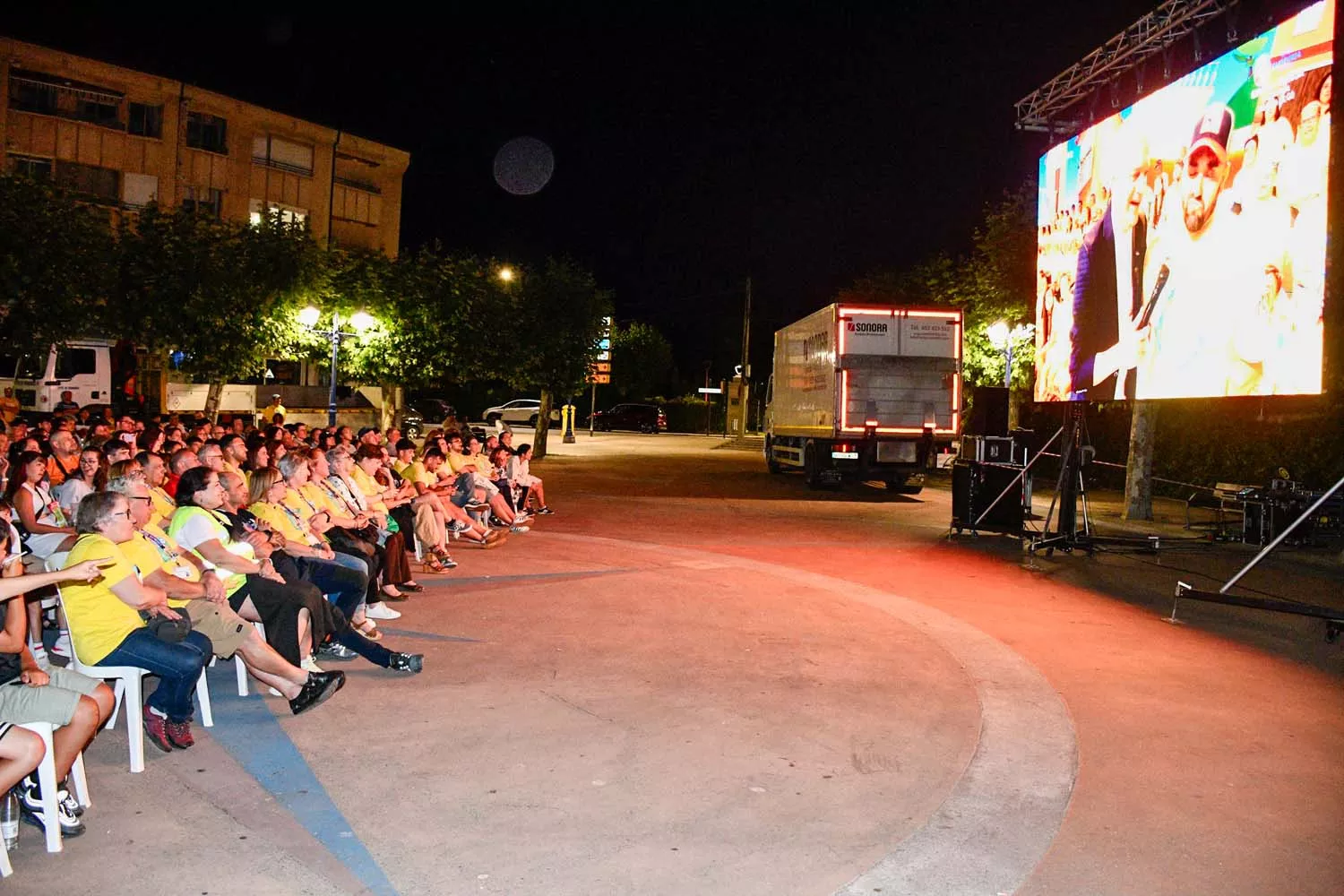 Bembibre disfruta del estreno del Gran Prix viendo el programa en pantalla gigante  (12)