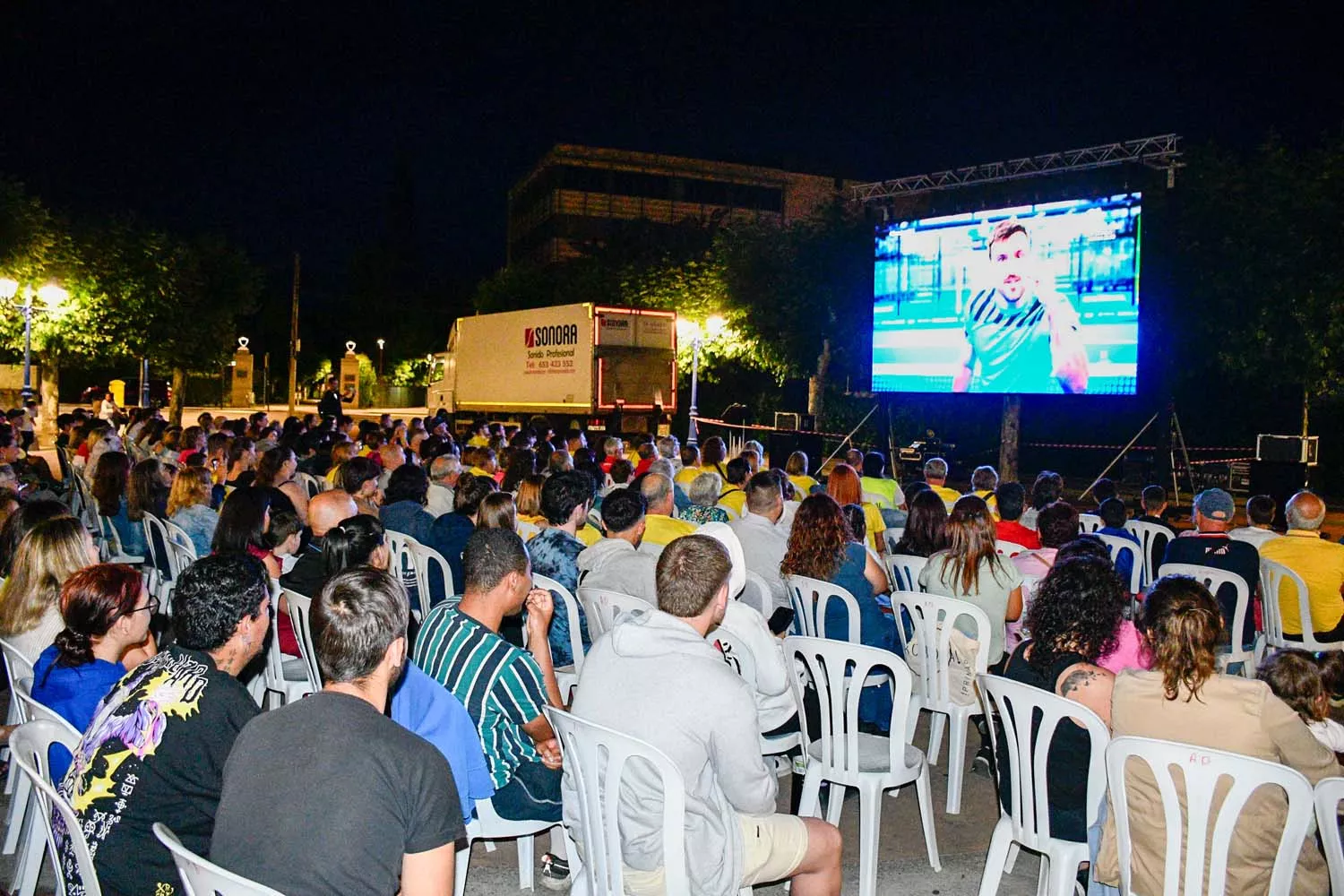 Bembibre disfruta del estreno del Gran Prix viendo el programa en pantalla gigante(11)