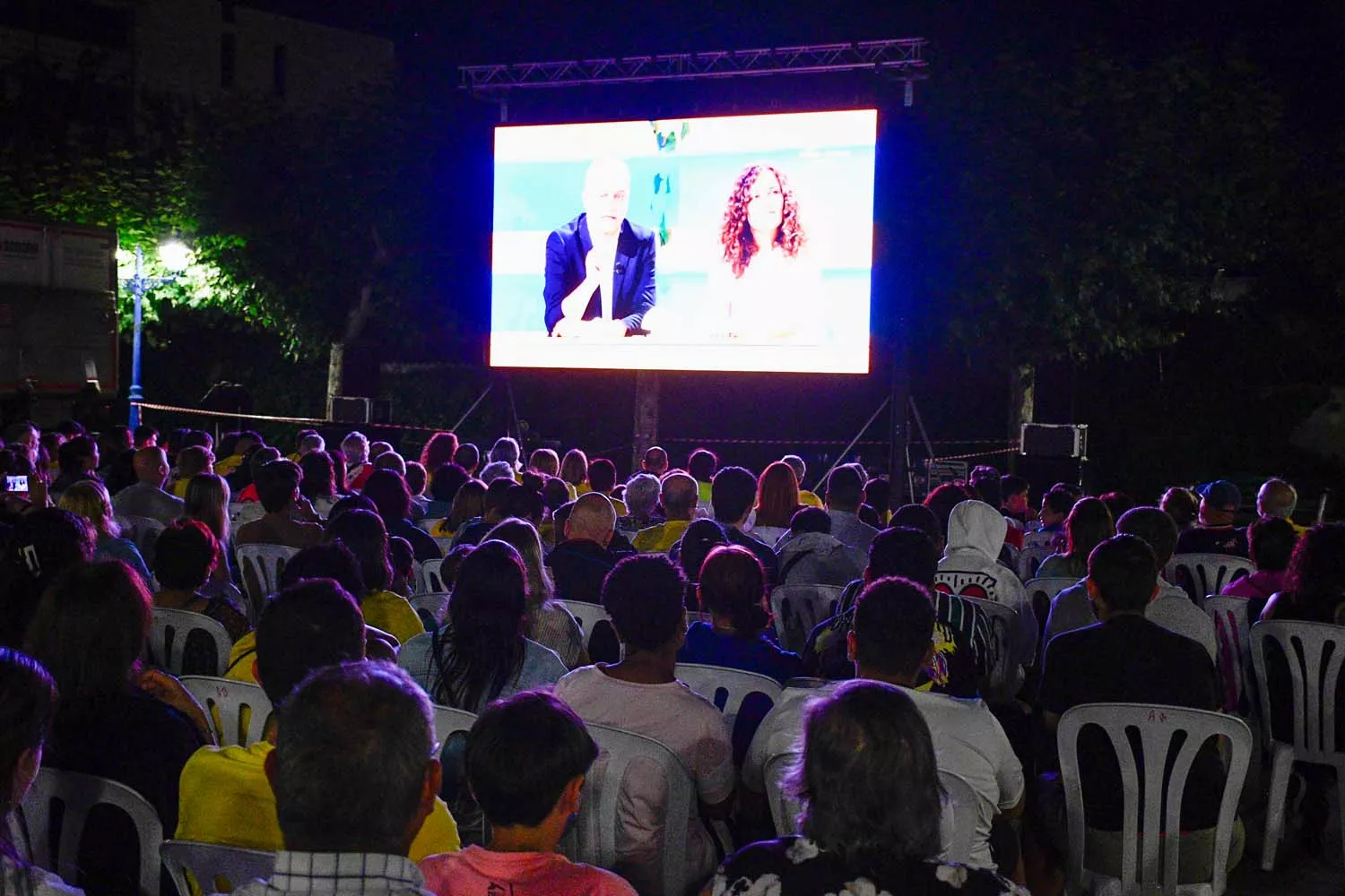 Bembibre disfruta del estreno del Gran Prix viendo el programa en pantalla gigante  (9)