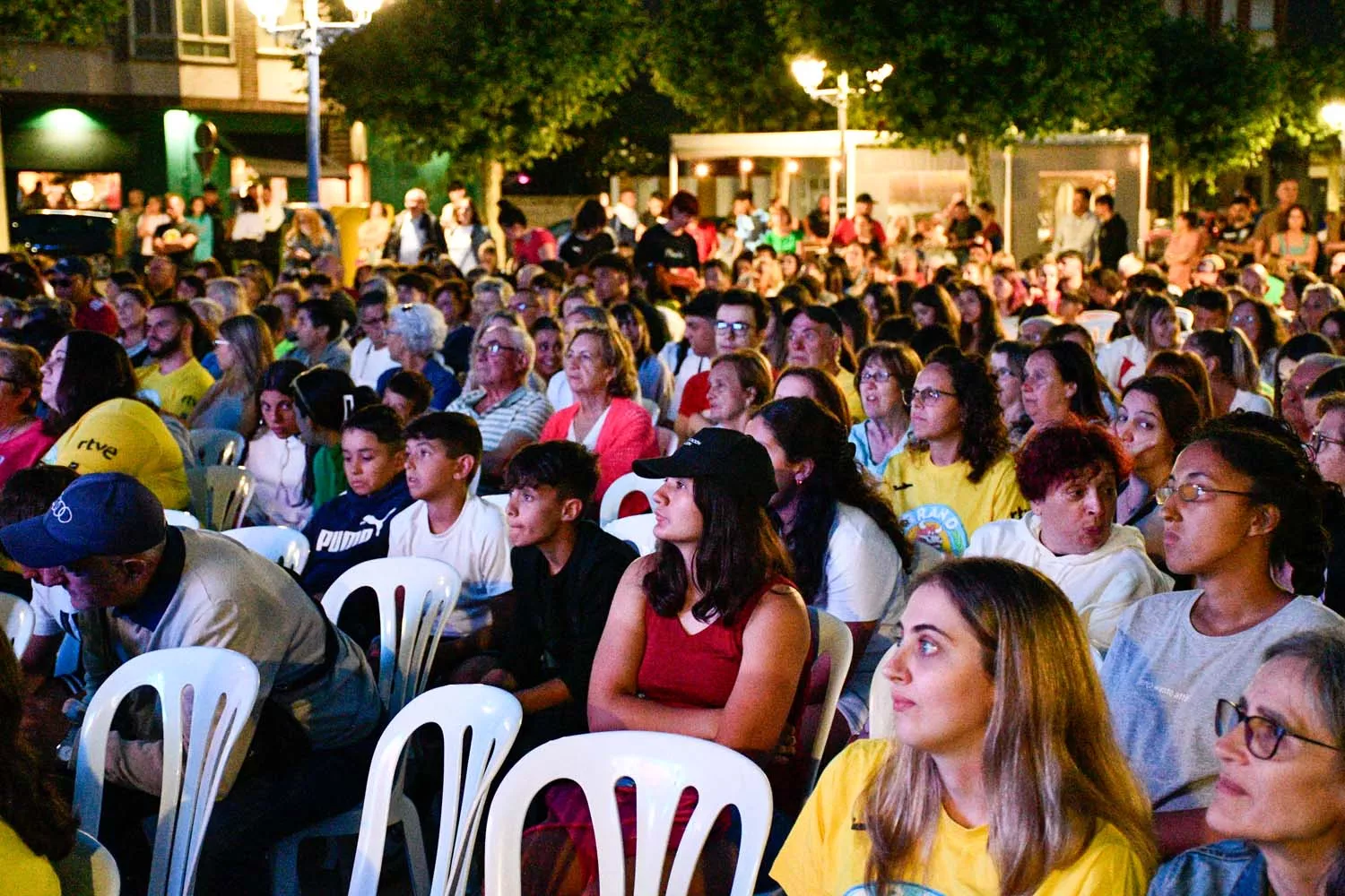 Bembibre disfruta del estreno del Gran Prix viendo el programa en pantalla gigante  (7)