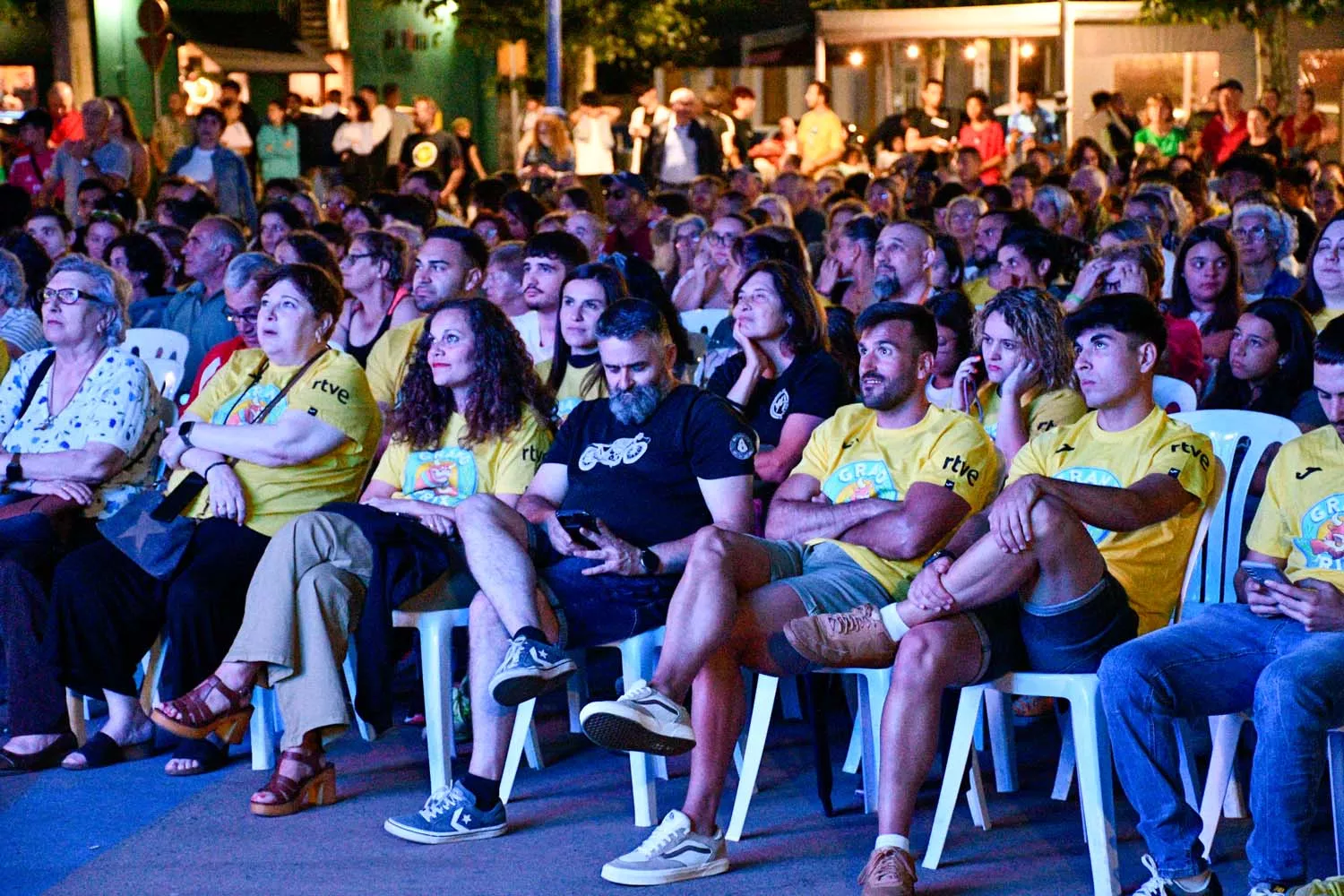 Bembibre disfruta del estreno del Gran Prix viendo el programa en pantalla gigante  (5)