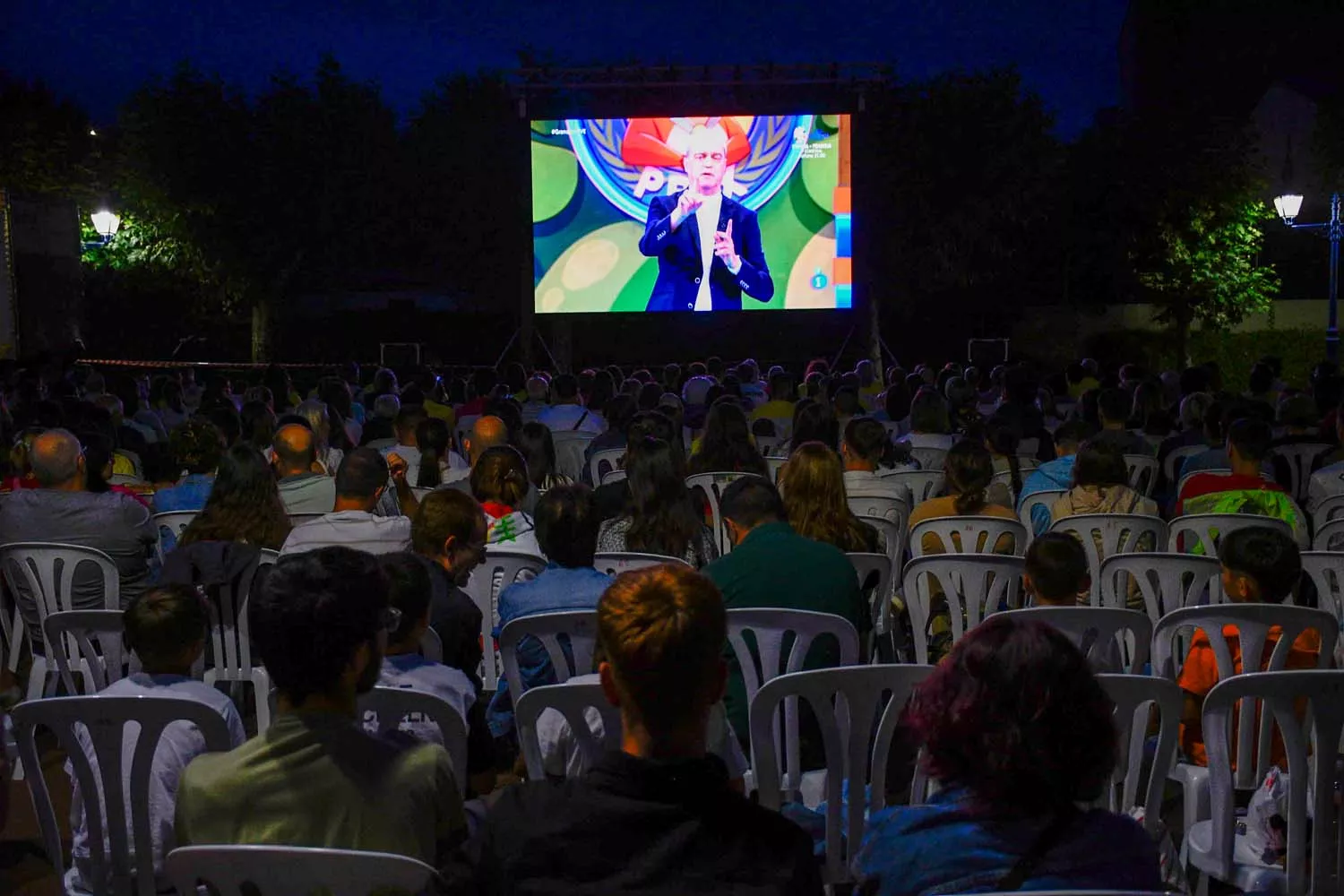 Bembibre disfruta del estreno del Gran Prix viendo el programa en pantalla gigante  (3)