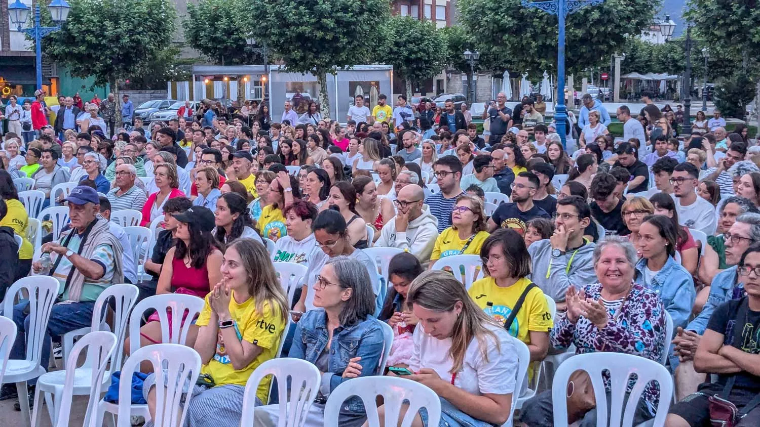 Bembibre disfruta del estreno del Gran Prix viendo el programa en pantalla gigante(19)