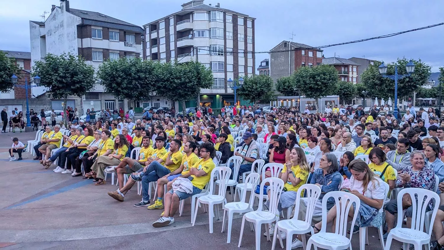 Bembibre disfruta del estreno del Gran Prix viendo el programa en pantalla gigante  (18)