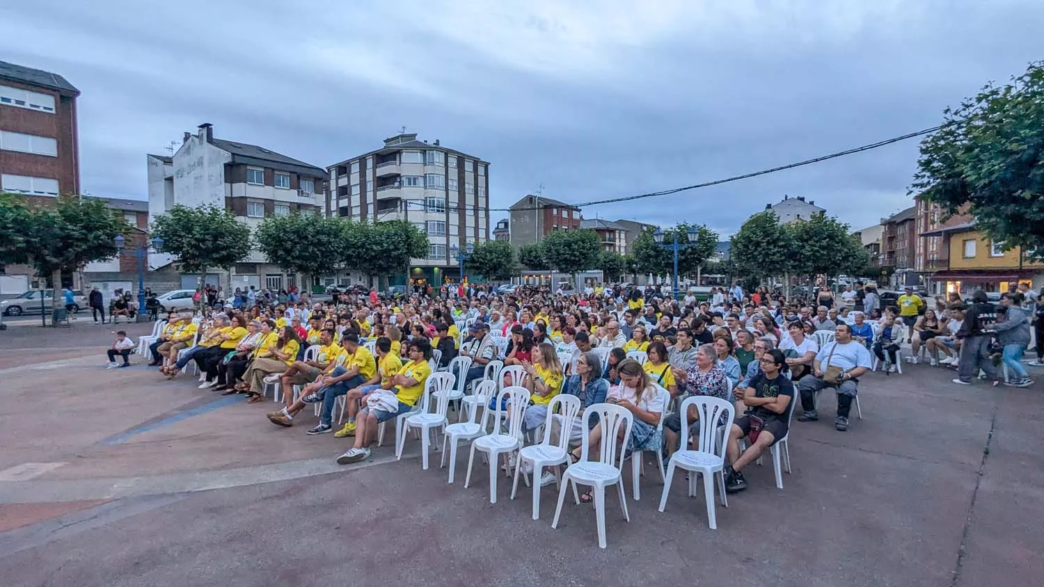 Bembibre disfruta del estreno del Gran Prix viendo el programa en pantalla gigante  (17)