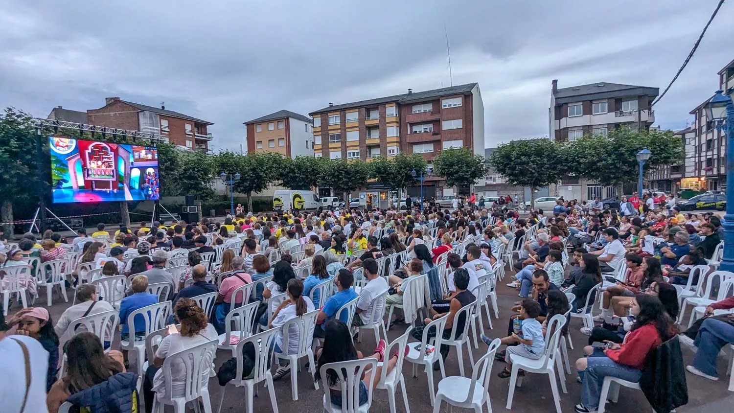 Bembibre disfruta del estreno del Gran Prix viendo el programa en pantalla gigante  (16)