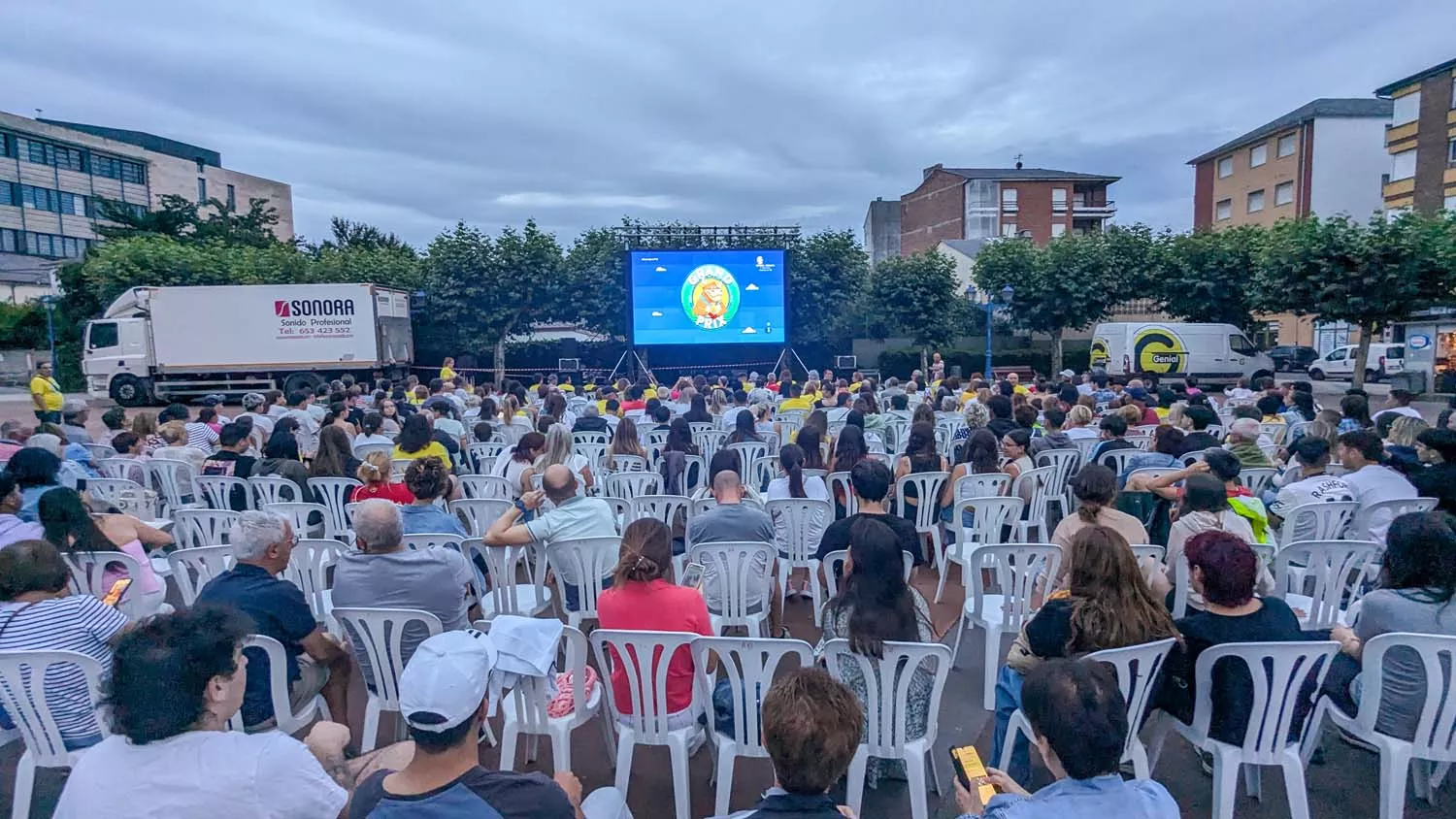 Bembibre disfruta del estreno del Gran Prix viendo el programa en pantalla gigante  (15)