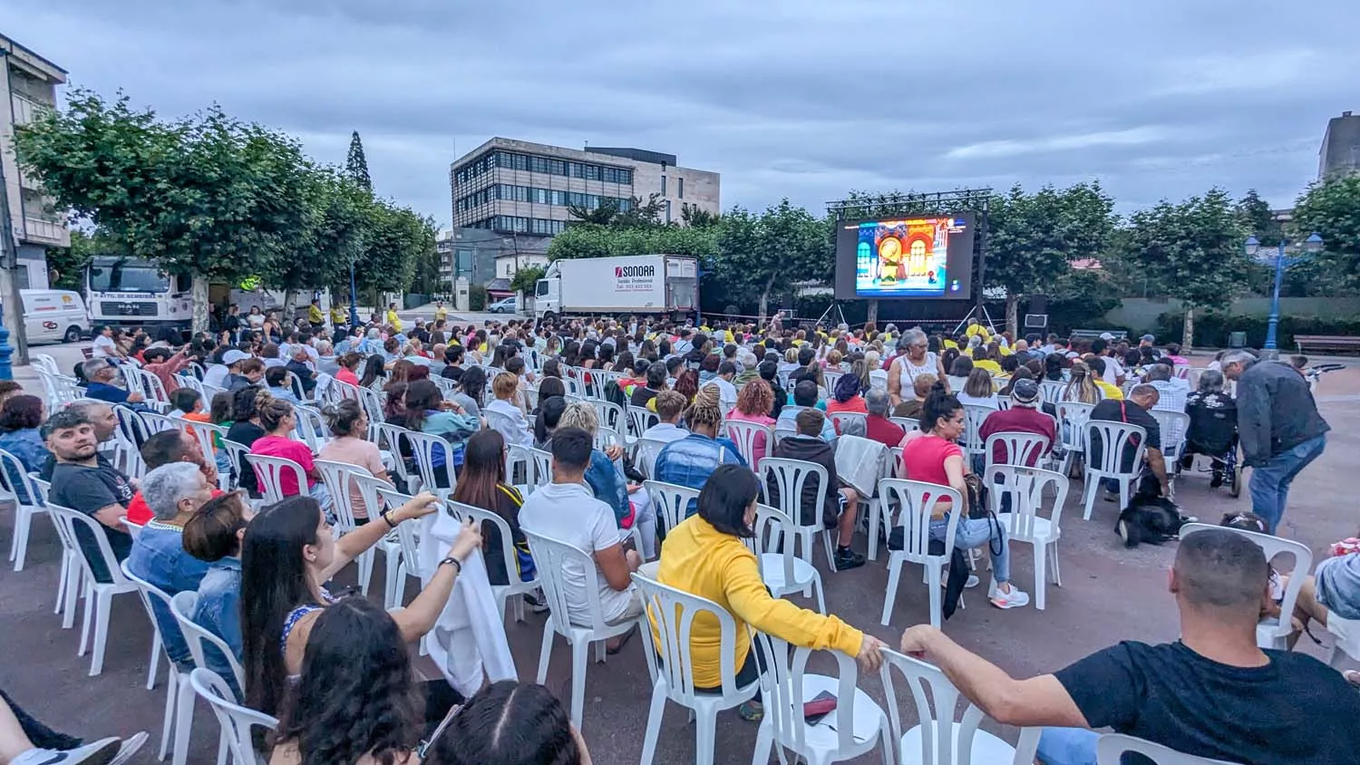 Bembibre disfruta del estreno del Gran Prix viendo el programa en pantalla gigante  (14)