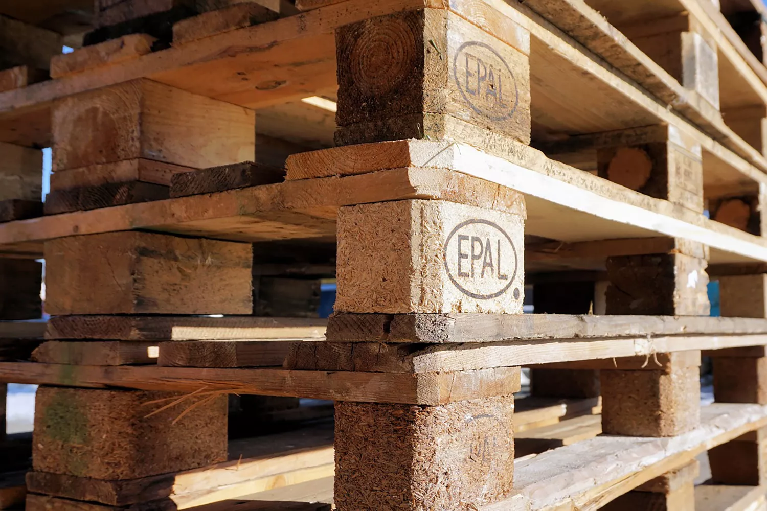 La Agencia Tributaria se persona en un local de Castilla y León por un presunto fraude fiscal en la compraventa de palés de madera