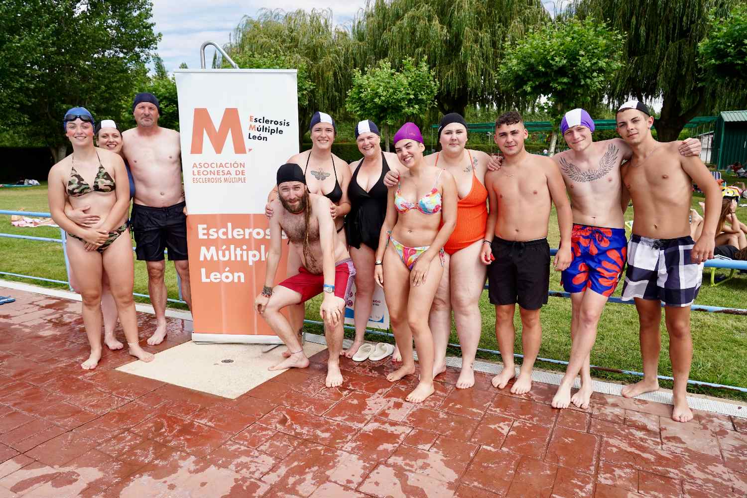 Campaña ‘Mójate por la Esclerosis Múltiple’ en las piscinas de Valencia de don Juan (León) (2)