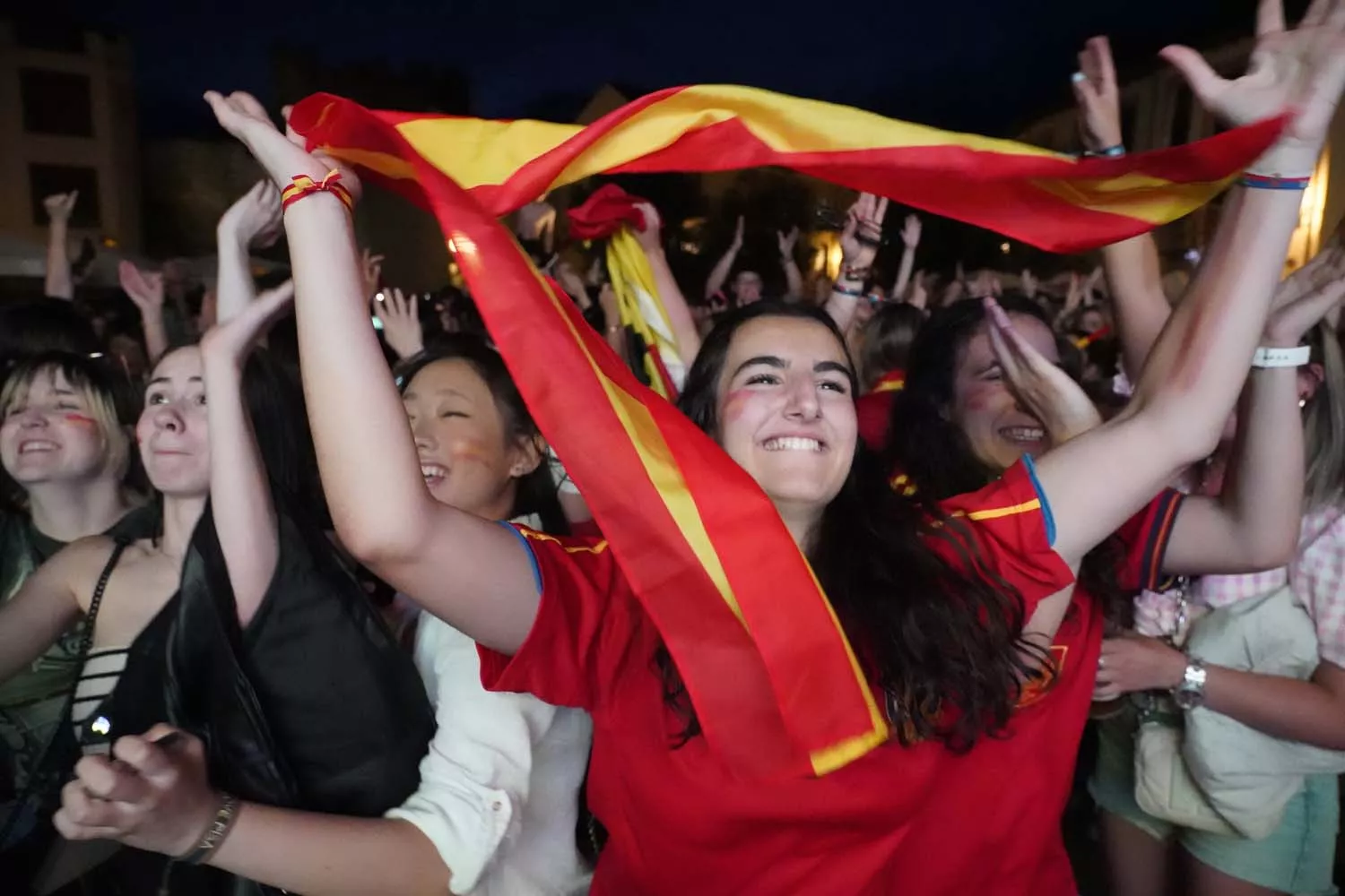 La afición de Ponferrada celebra el triunfo de la selección española de fútbol en la Eurocopa (7)