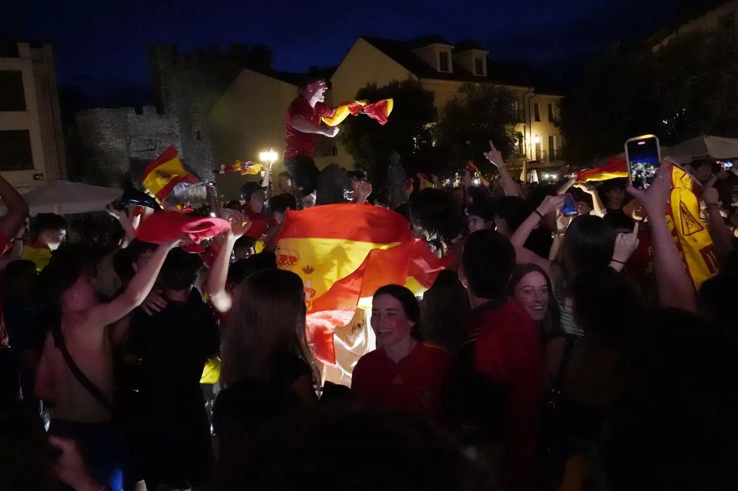 La afición de Ponferrada celebra el triunfo de la selección española de fútbol en la Eurocopa (3)