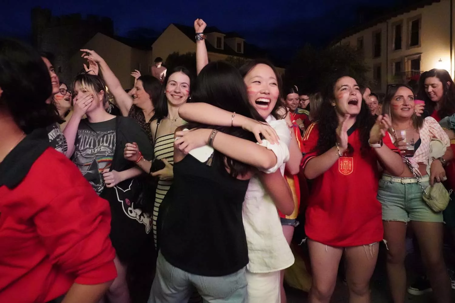 La afición de Ponferrada celebra el triunfo de la selección española de fútbol en la Eurocopa (20)