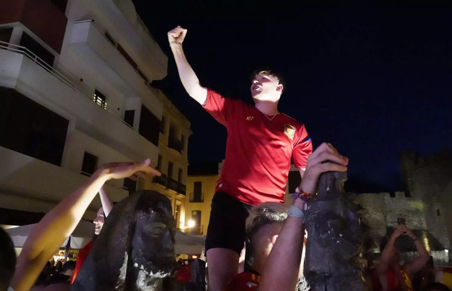 La afición de Ponferrada celebra el triunfo de la selección española de fútbol en la Eurocopa (2)