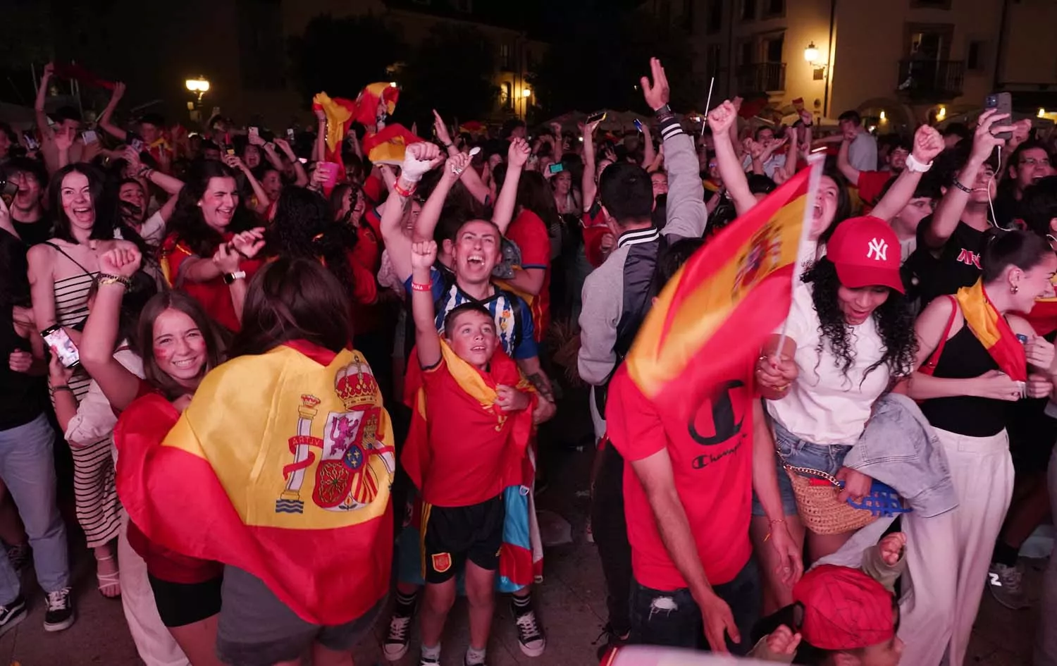 La afición de Ponferrada celebra el triunfo de la selección española de fútbol en la Eurocopa (17)