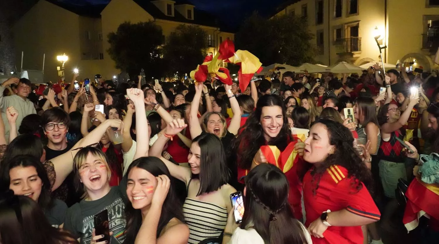 La afición de Ponferrada celebra el triunfo de la selección española de fútbol en la Eurocopa (13)