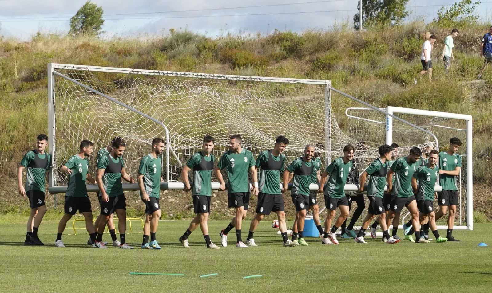 Primer entrenamiento de la Ponferradina para la temporada 24 25 (4)