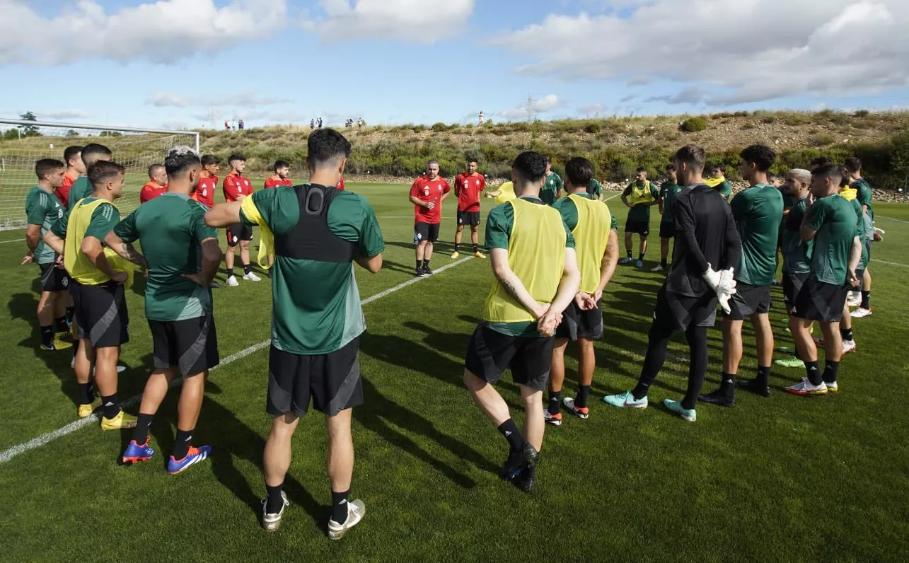 Primer entrenamiento de la Ponferradina para la temporada 24 25 (1)