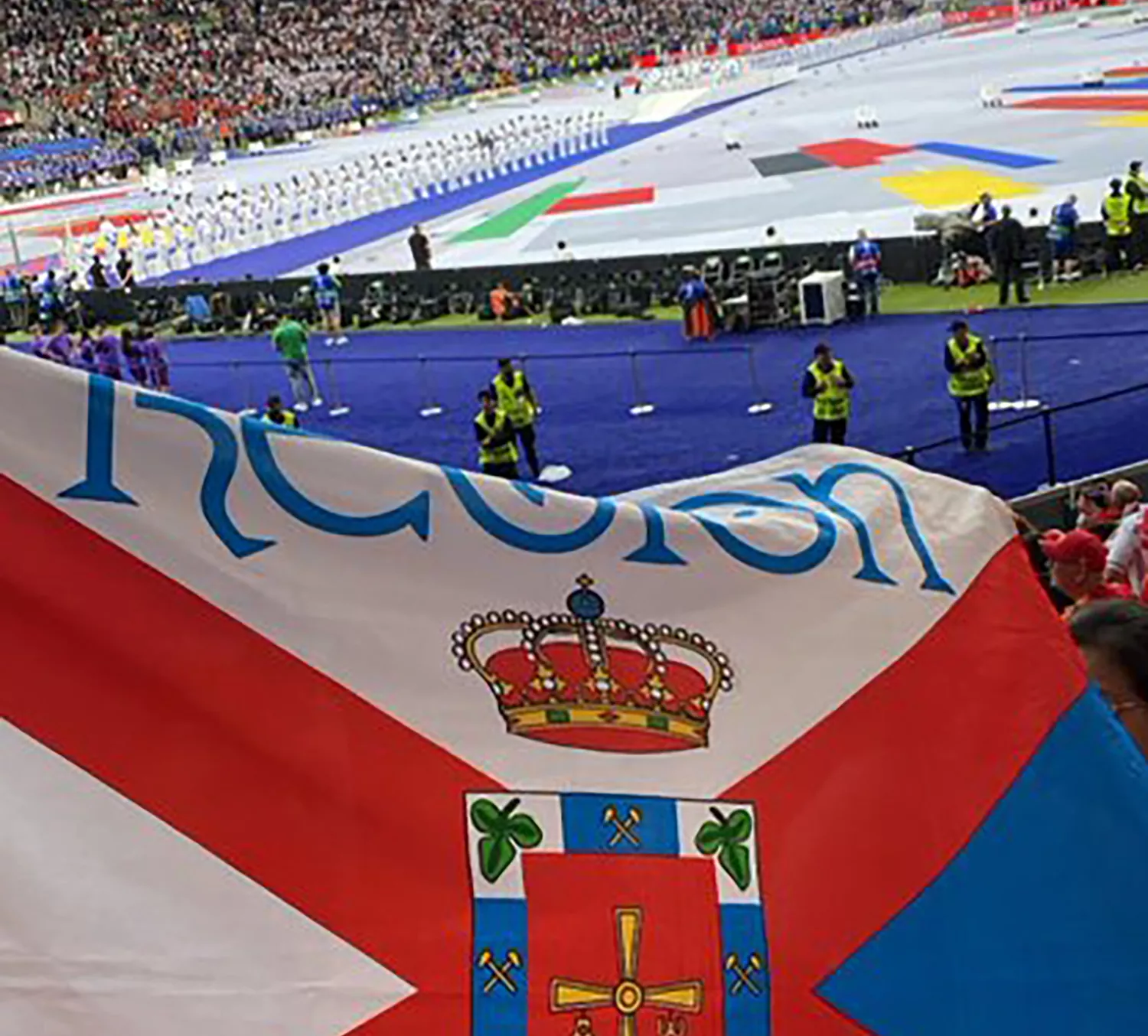 La bandera del Bierzo 'se cuela' en Berlín para animar a la Selección Española en la final de la Eurocopa