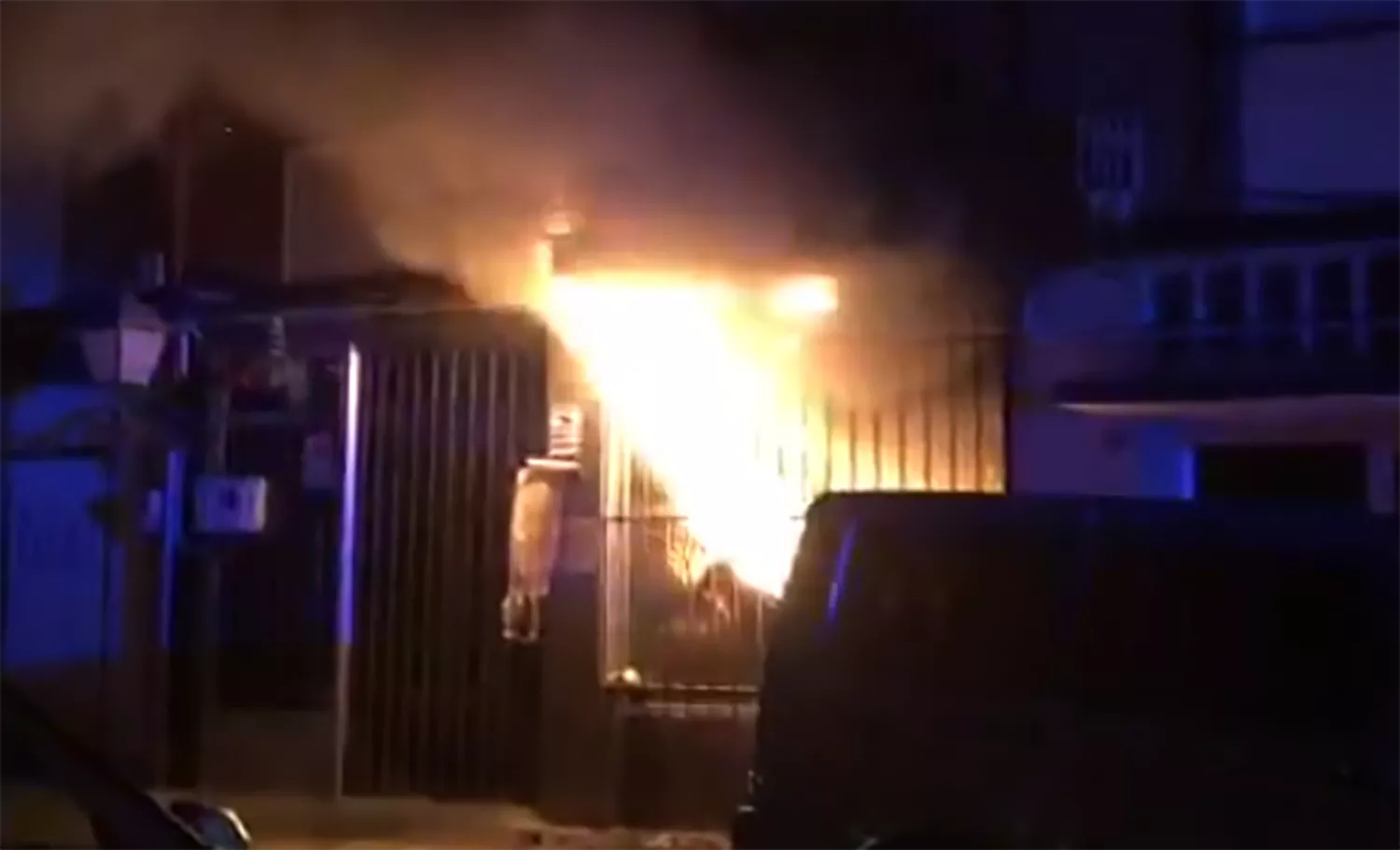 Un incendio en plena madrugada en el barrio de La Estación calcina una tienda de telas y saca a los vecinos del edificio 