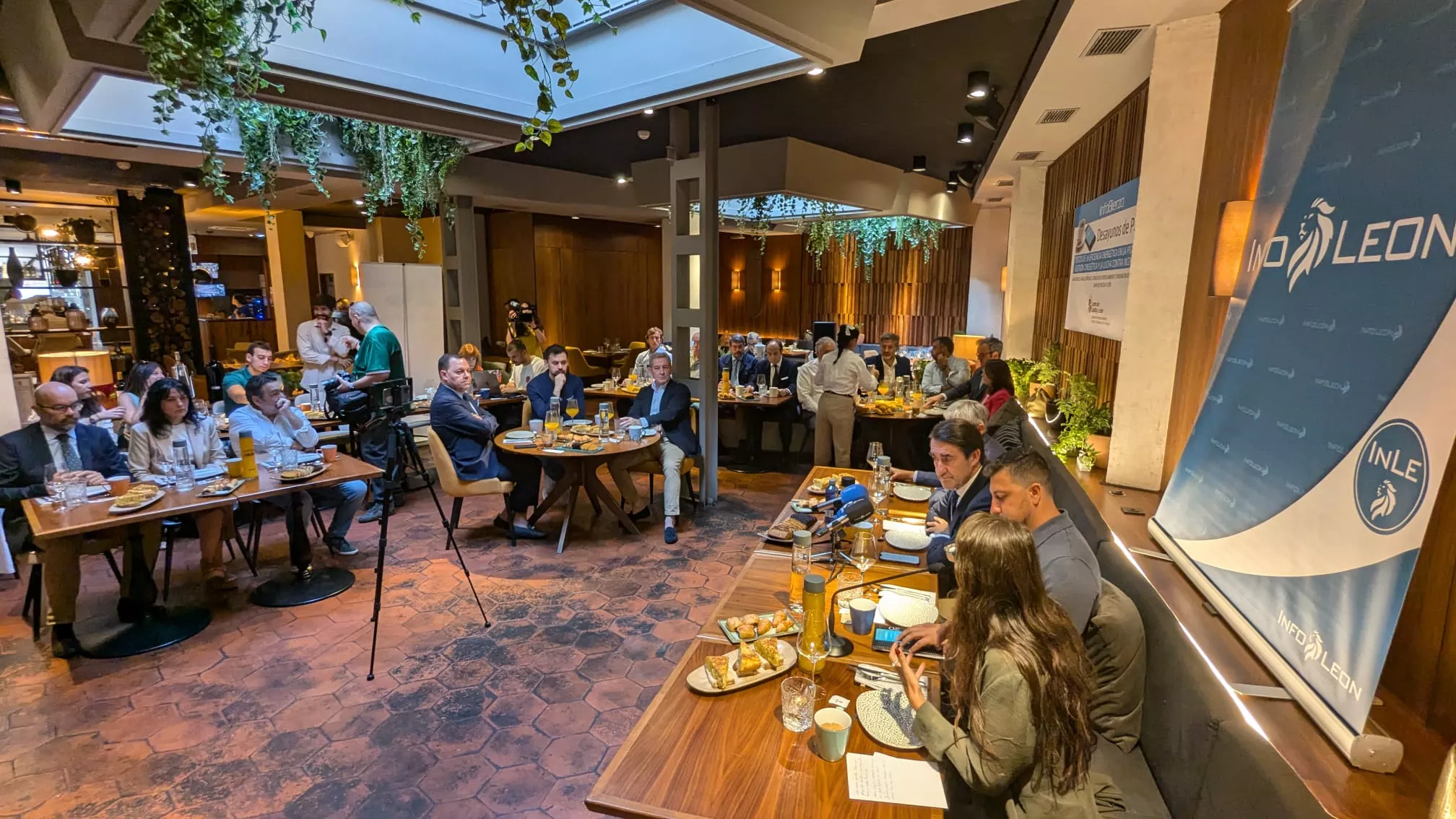 Desayuno de prensa con el Consejero de Medio Ambiente, Vivienda y Ordenación del Territorio, Juan Carlos Suárez-Quiñones 