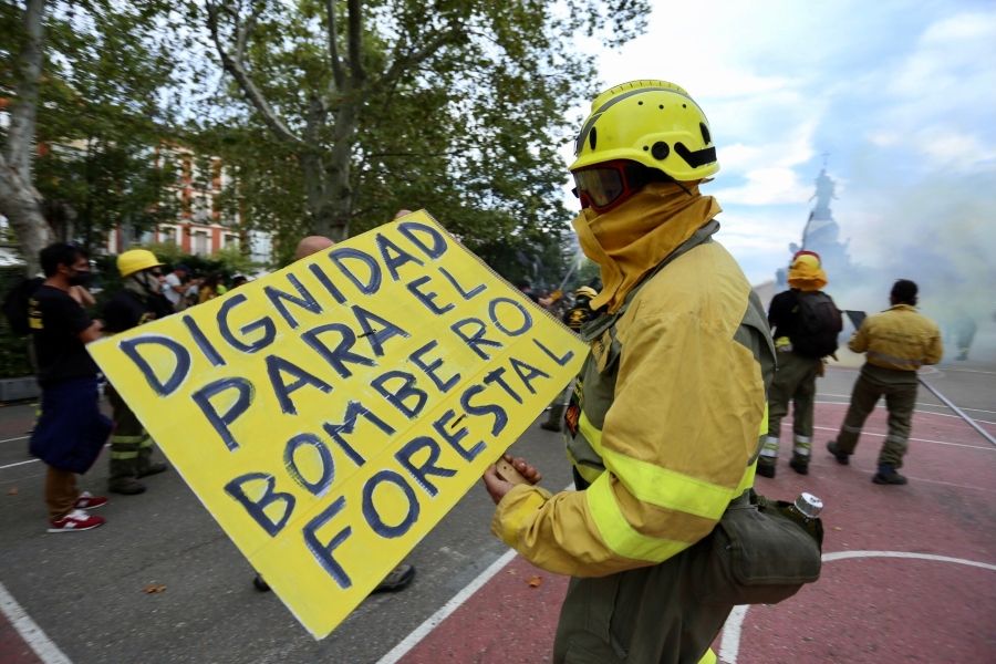 Bomberos forestales durante una protesta