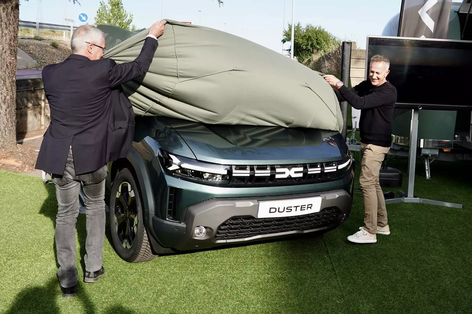 Acto de presentación del Dacia Duster. El director general de Dacia en España y Portugal, Francisco Hidalgo, la directora de Ventas de Dacia Iberia, Ana Gema Ortega, Kike Calleja y David Cantero(2)