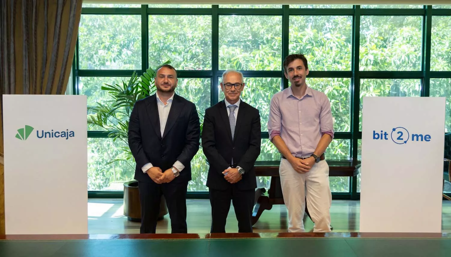 De izquierda a derecha, el COO y co founder de Bit2Me, Andrei Manuel; el CEO de Unicaja, Isidro Rubiales, y el CEO y co-founder de Bit2Me, Leif Ferreira.