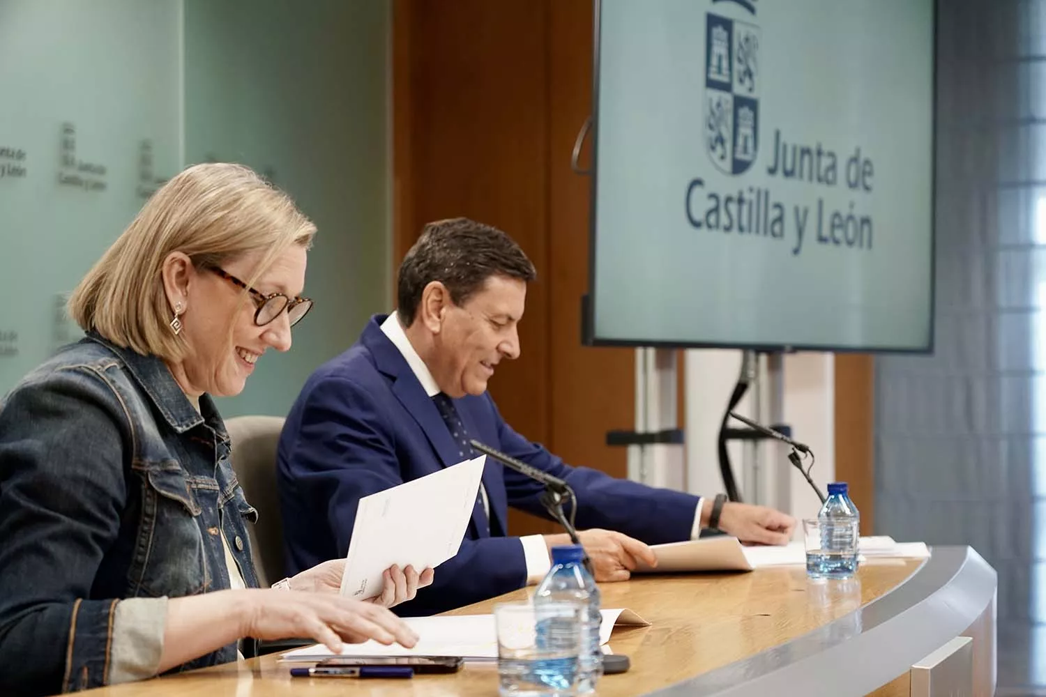 El consejero de Economía y Hacienda y portavoz, Carlos Fernández Carriedo junto a la consejera de Familia, Isabel Blanco este jueves 1