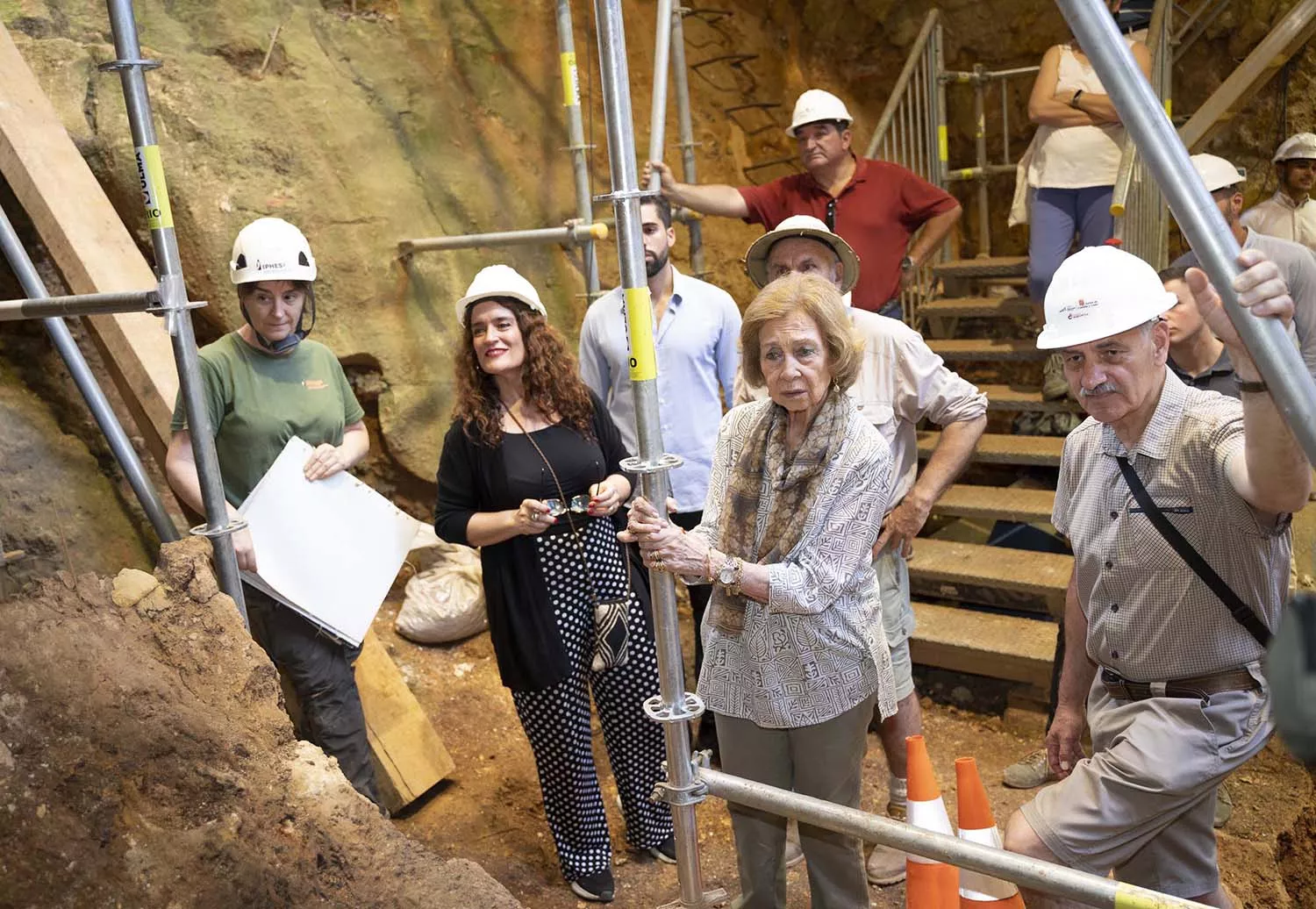 La reina Sofía visita por novena vez los yacimientos arqueológicos de Atapuerca y respalda su apoyo a este proyecto científico 