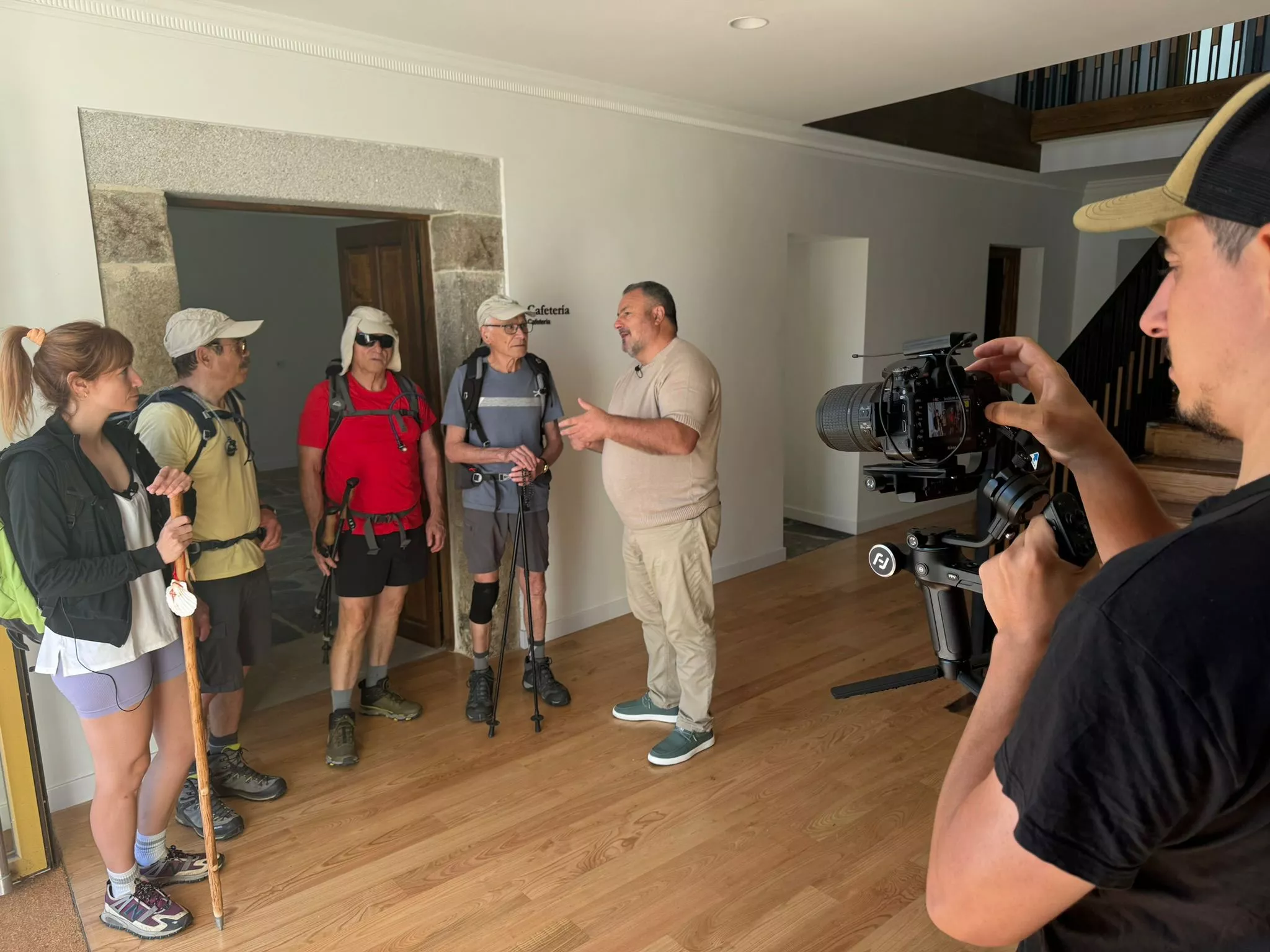 Los peregrinos realizan una visita guiada por el alcalde de Camponaraya en la Casa Ucieda