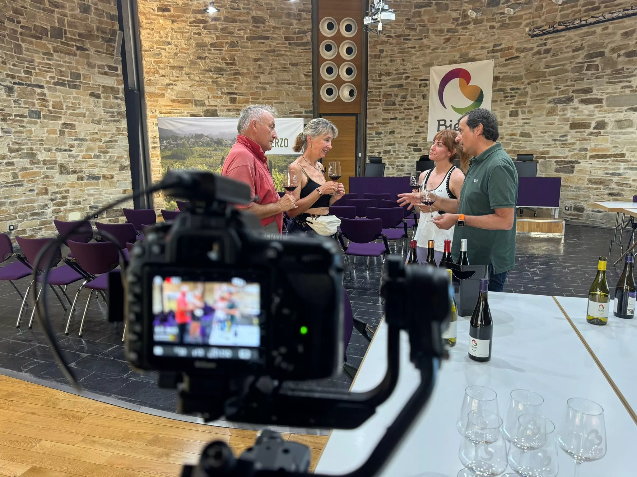 Los peregrinos realizan una cata de godello y mencía en la sede de la DO Bierzo