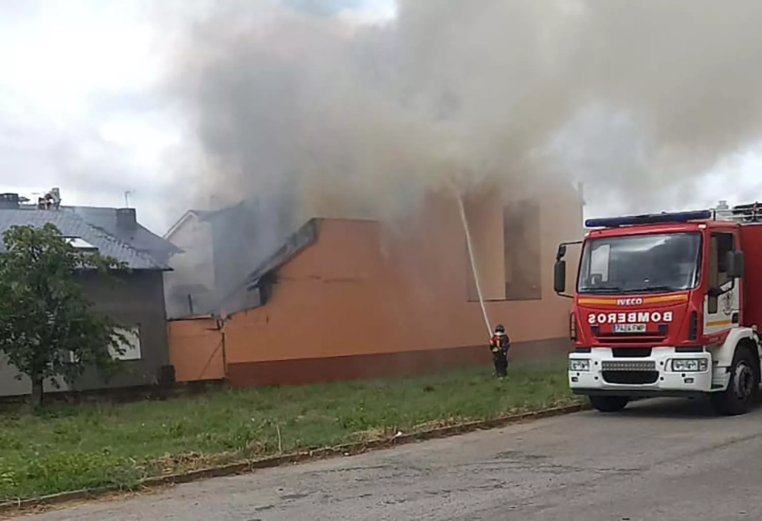 Incendio de varias casa en Cacabelos 