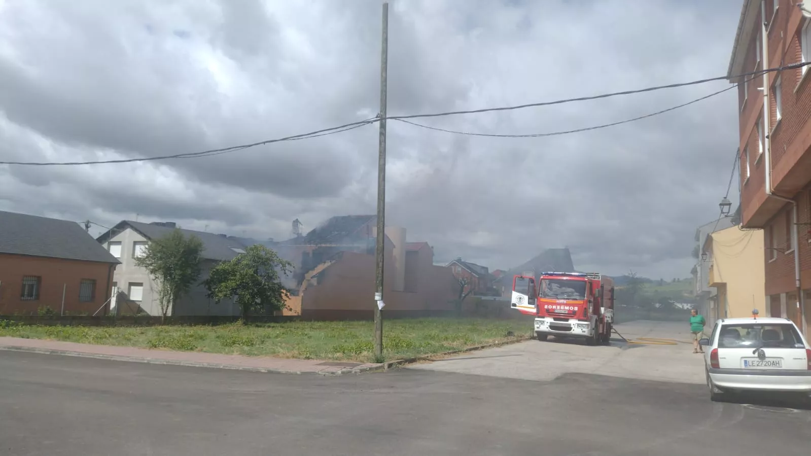 Incendio de varias casas en Cacabelos (2)