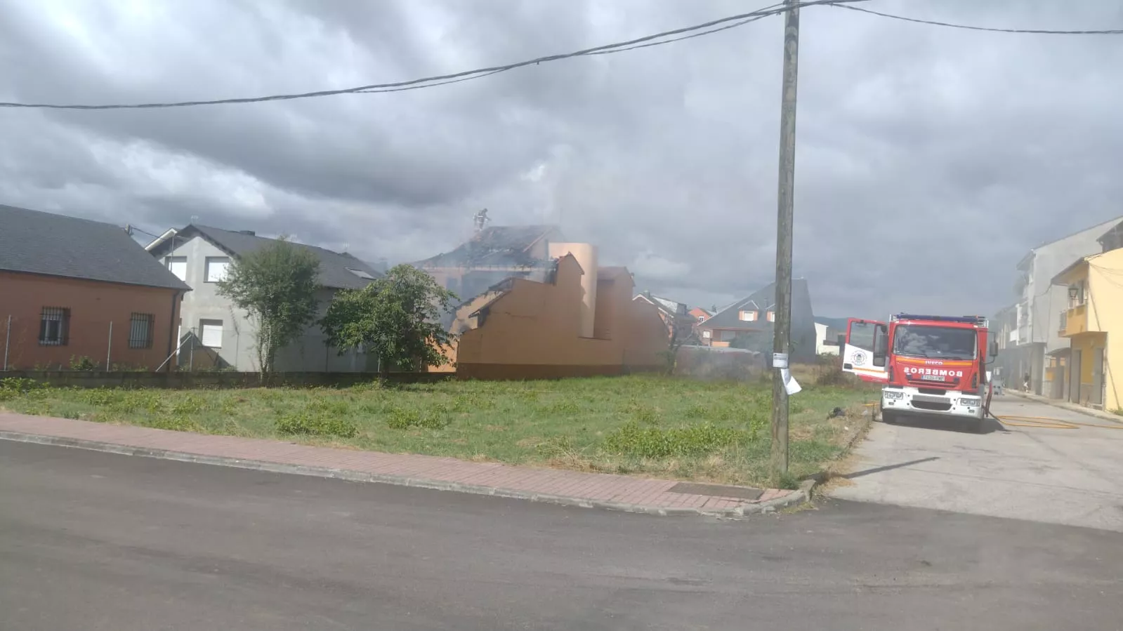 Incendio de varias casas en Cacabelos (3)