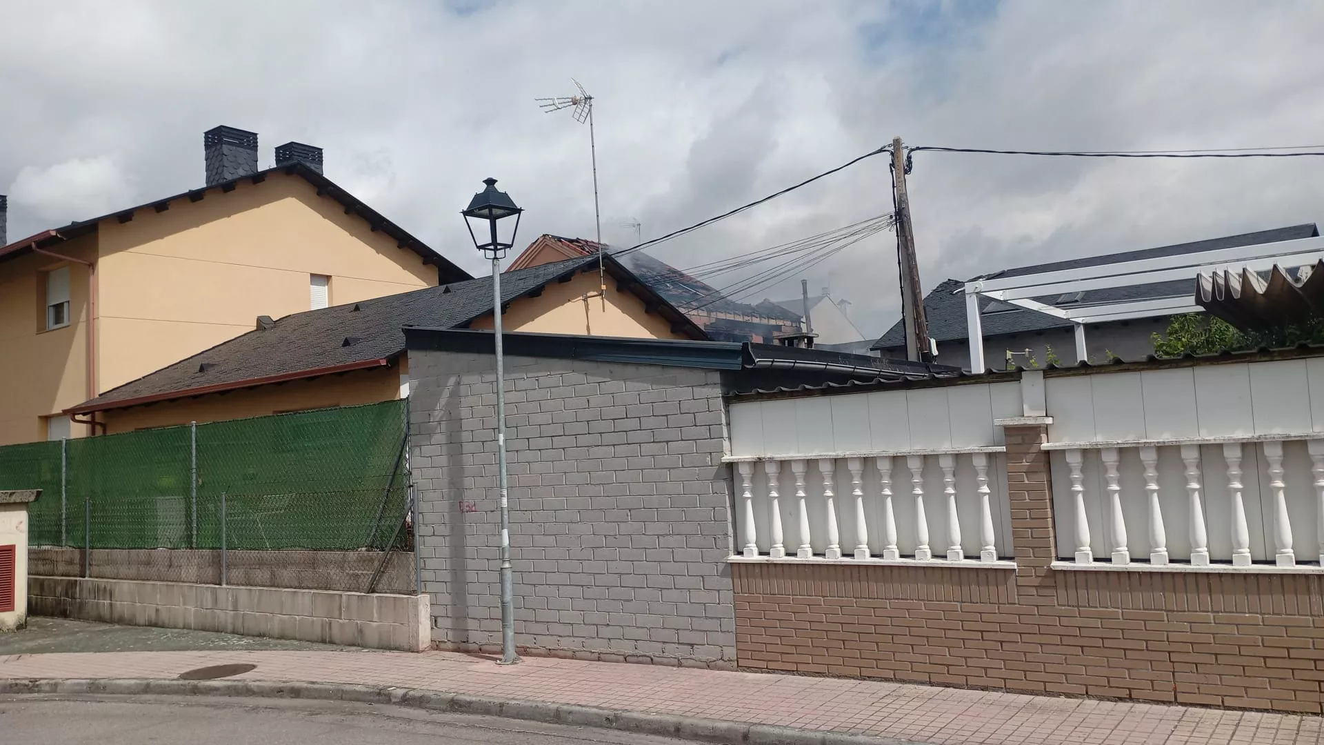 Estado de las casas afectadas en el incendio de Cacabelos (2)