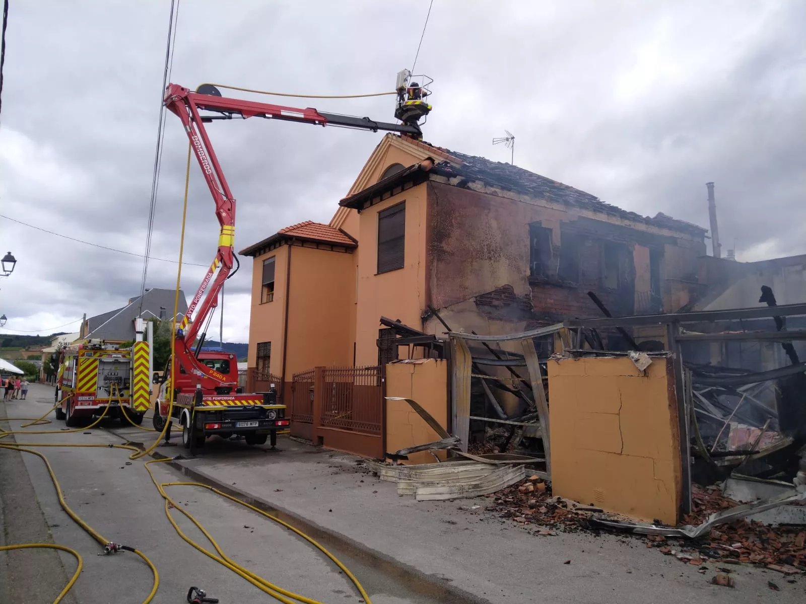 Los Bomberos de Ponferrada trabajando en la extinción del incendio en Cacabelos