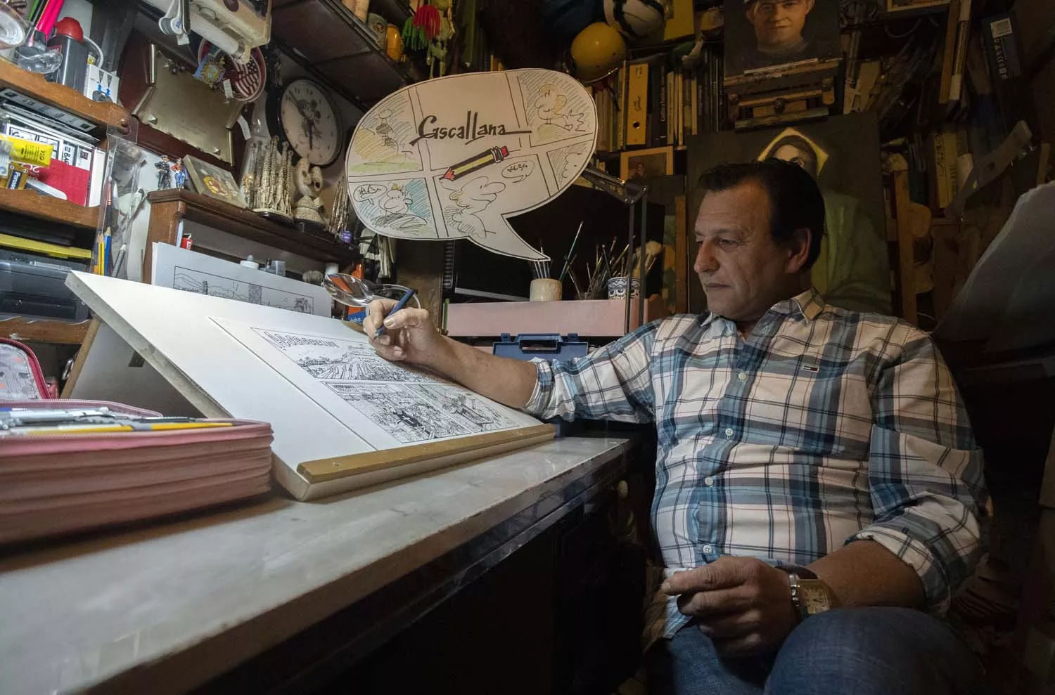 César Sánchez, ICAL. El dibujante Manolo Cascallana en su estudio de Ponferrada (2)