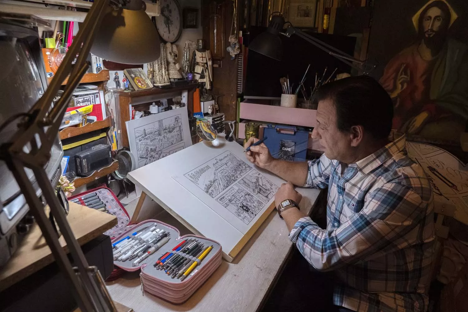 César Sánchez, ICAL. El dibujante Manolo Cascallana en su estudio de Ponferrada (5)