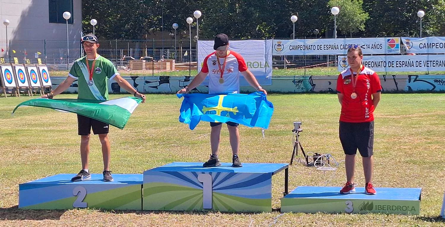 Héctor González en el tercer cajón del podio del Campeonato de España de tiro con arco