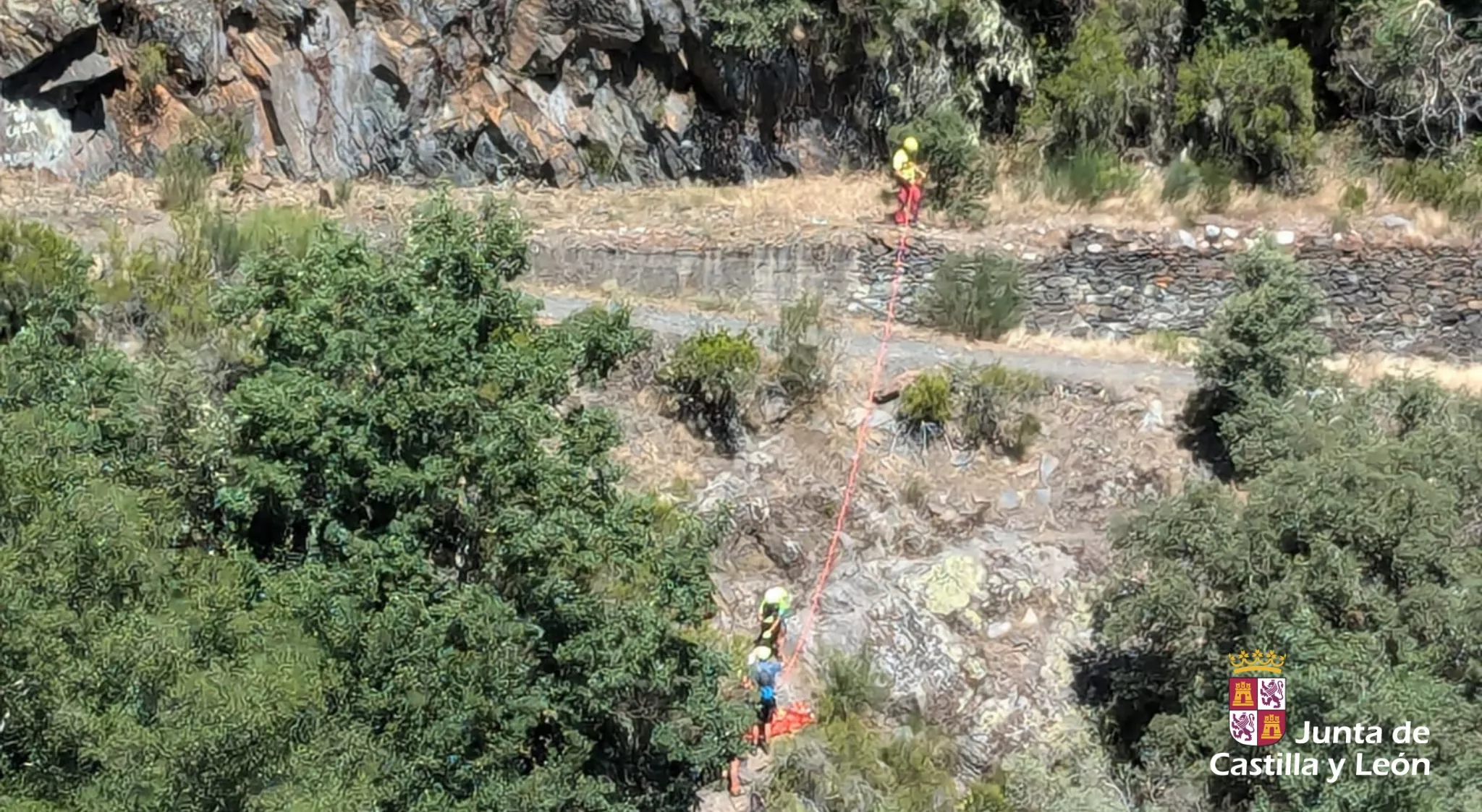 Evacuada una ciclista que cayó por un desnivel en Páramo del Sil trasladada al Hospital del Bierzo(3)