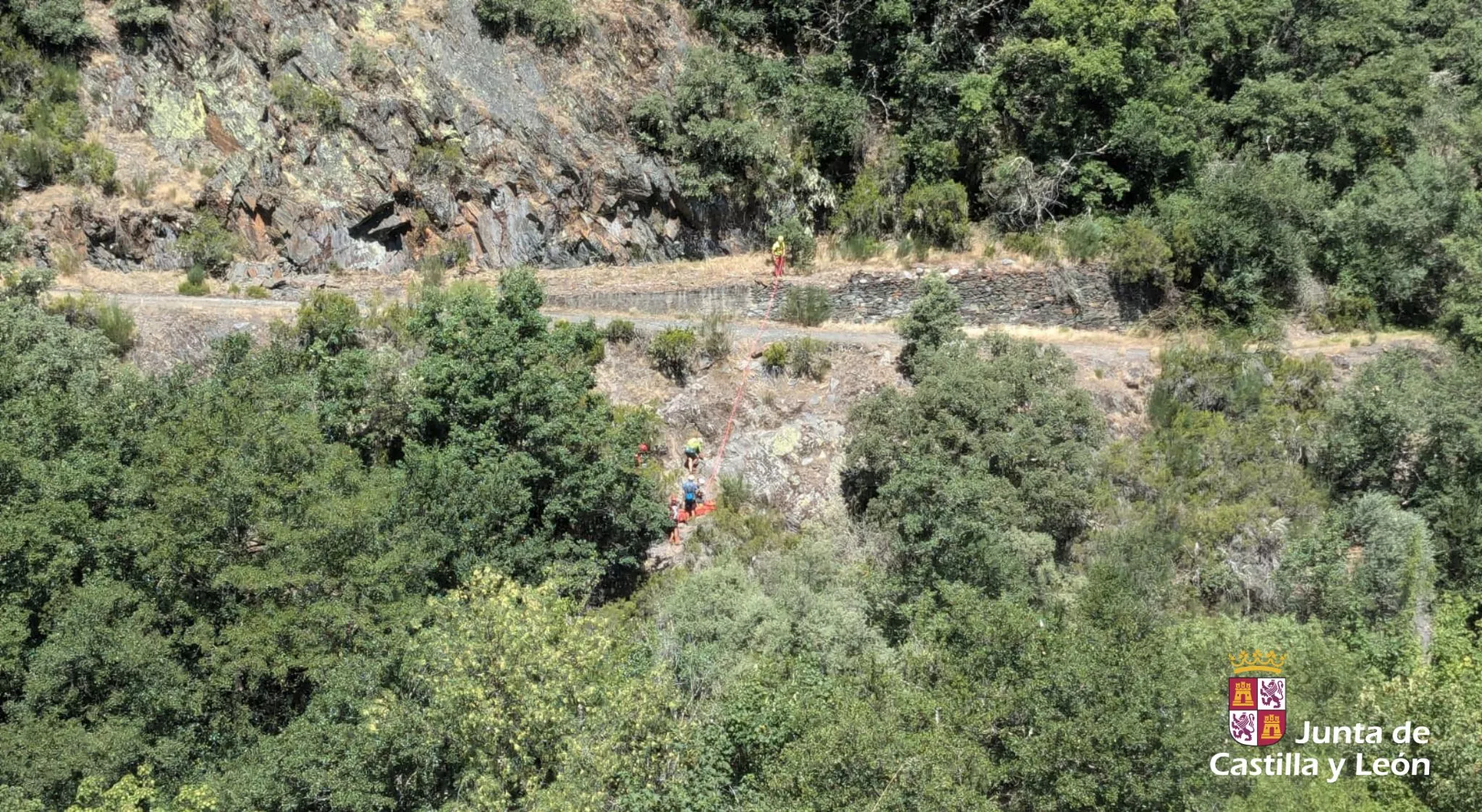 Evacuada una ciclista que cayó por un desnivel en Páramo del Sil trasladada al Hospital del Bierzo(2)